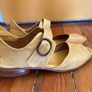 pep monjo yellow leather sandal flats